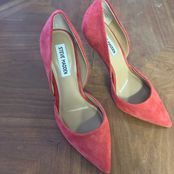 Red pumps - Picture 2 of 4